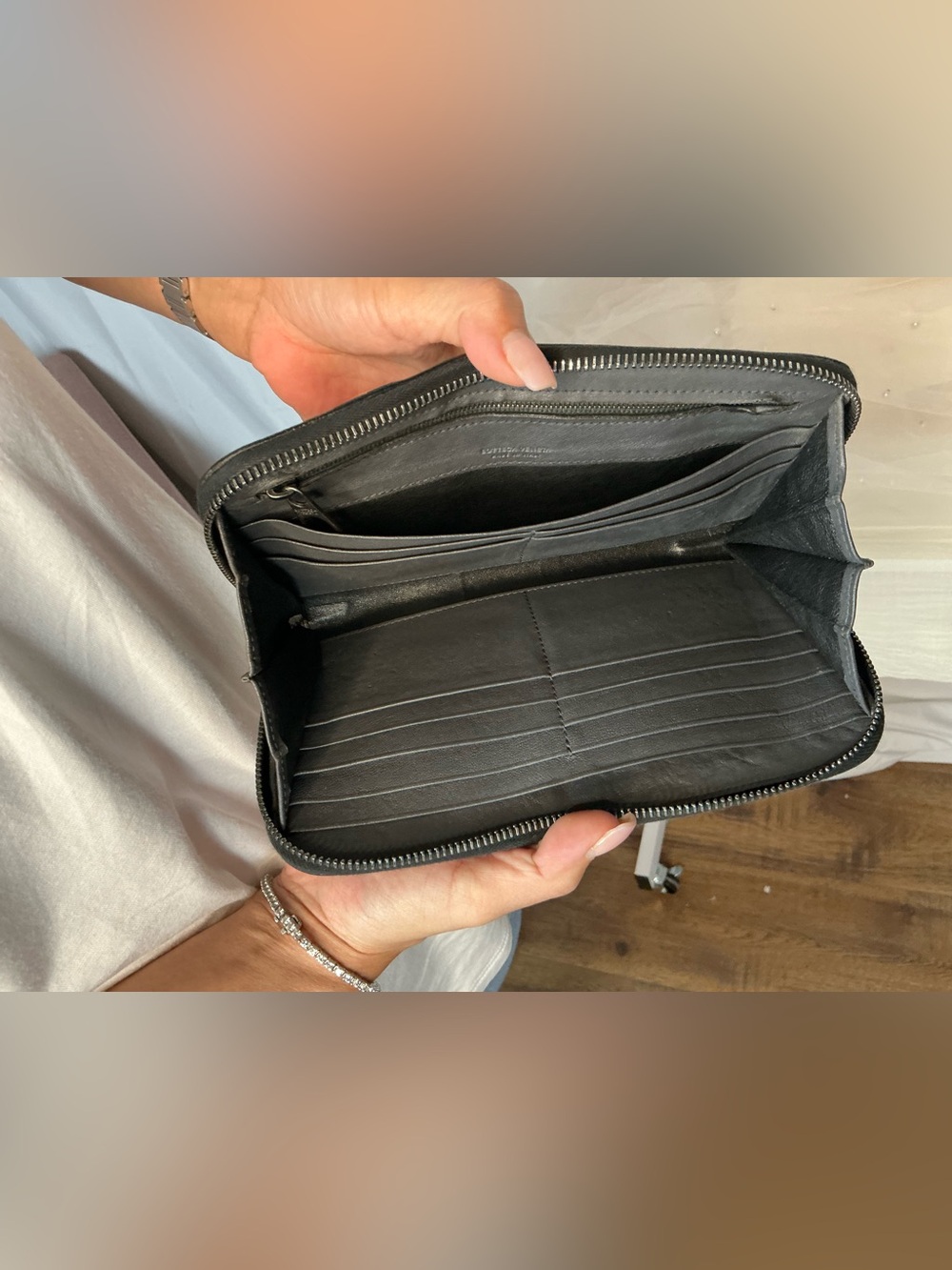Bottega Veneta Black Intrecciato Zip Wallet Travel EUC - Picture 5 of 7